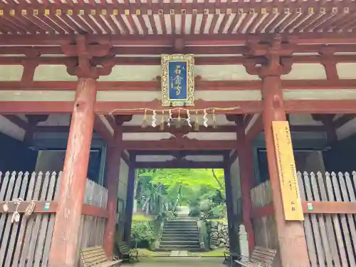 石龕寺の山門