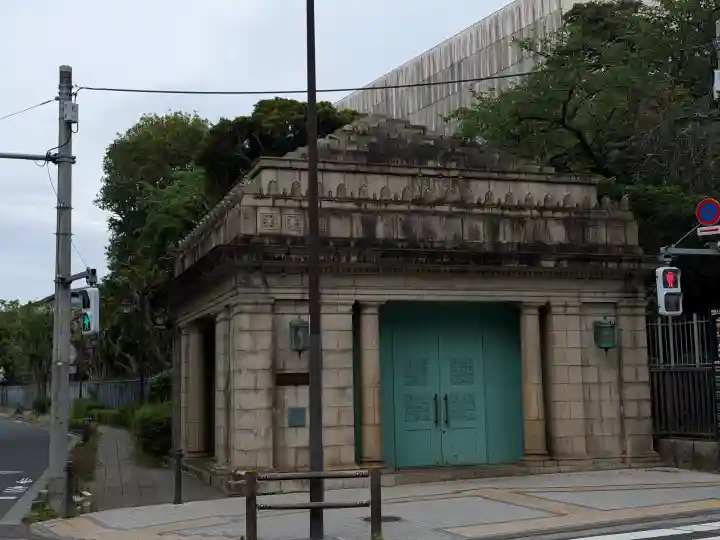 寛永寺(根本中堂)の{uncategorized: "未分類", other: "その他", undefined: "問題あり", building: "その他建物", grave: "お墓", sacred_gate: "鳥居", guardian: "狛犬", statue: "像", buddha: "仏像", history: "歴史", nature: "自然", garden: "庭園", animal: "動物", pagoda: "塔", temizu: "手水舎", mountain_gate: "山門・神門", sanctuary: "本殿・本堂", subordinate: "末社・摂社", art: "芸術", scenery: "景色", jizo: "地蔵", ema: "絵馬", goshuin: "御朱印", omikuji: "おみくじ", items: "授与品その他", amulet: "お守り", goshuincho: "御朱印帳", eats: "食事", festival: "お祭り", votive_dance: "神楽", shichigosan: "七五三参", wedding: "結婚式", experience: "体験その他", initially: "初詣", around: "周辺", anti_infection: "感染症対策"}