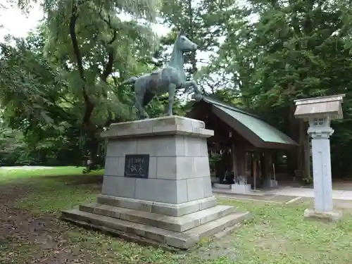 帯廣神社の像