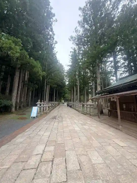 高野山金剛峯寺奥の院の{uncategorized: "未分類", other: "その他", undefined: "問題あり", building: "その他建物", grave: "お墓", sacred_gate: "鳥居", guardian: "狛犬", statue: "像", buddha: "仏像", history: "歴史", nature: "自然", garden: "庭園", animal: "動物", pagoda: "塔", temizu: "手水舎", mountain_gate: "山門・神門", sanctuary: "本殿・本堂", subordinate: "末社・摂社", art: "芸術", scenery: "景色", jizo: "地蔵", ema: "絵馬", goshuin: "御朱印", omikuji: "おみくじ", items: "授与品その他", amulet: "お守り", goshuincho: "御朱印帳", eats: "食事", festival: "お祭り", votive_dance: "神楽", shichigosan: "七五三参", wedding: "結婚式", experience: "体験その他", initially: "初詣", around: "周辺", anti_infection: "感染症対策"}