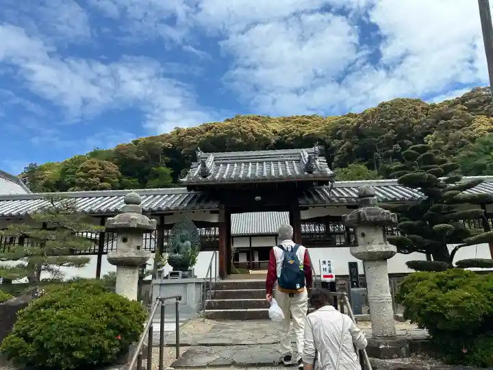 興聖寺(興聖寶林禅寺)の{uncategorized: "未分類", other: "その他", undefined: "問題あり", building: "その他建物", grave: "お墓", sacred_gate: "鳥居", guardian: "狛犬", statue: "像", buddha: "仏像", history: "歴史", nature: "自然", garden: "庭園", animal: "動物", pagoda: "塔", temizu: "手水舎", mountain_gate: "山門・神門", sanctuary: "本殿・本堂", subordinate: "末社・摂社", art: "芸術", scenery: "景色", jizo: "地蔵", ema: "絵馬", goshuin: "御朱印", omikuji: "おみくじ", items: "授与品その他", amulet: "お守り", goshuincho: "御朱印帳", eats: "食事", festival: "お祭り", votive_dance: "神楽", shichigosan: "七五三参", wedding: "結婚式", experience: "体験その他", initially: "初詣", around: "周辺", anti_infection: "感染症対策"}