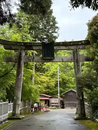 大瀧神社の{uncategorized: "未分類", other: "その他", undefined: "問題あり", building: "その他建物", grave: "お墓", sacred_gate: "鳥居", guardian: "狛犬", statue: "像", buddha: "仏像", history: "歴史", nature: "自然", garden: "庭園", animal: "動物", pagoda: "塔", temizu: "手水舎", mountain_gate: "山門・神門", sanctuary: "本殿・本堂", subordinate: "末社・摂社", art: "芸術", scenery: "景色", jizo: "地蔵", ema: "絵馬", goshuin: "御朱印", omikuji: "おみくじ", items: "授与品その他", amulet: "お守り", goshuincho: "御朱印帳", eats: "食事", festival: "お祭り", votive_dance: "神楽", shichigosan: "七五三参", wedding: "結婚式", experience: "体験その他", initially: "初詣", around: "周辺", anti_infection: "感染症対策"}