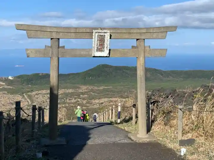 三原神社下社の{uncategorized: "未分類", other: "その他", undefined: "問題あり", building: "その他建物", grave: "お墓", sacred_gate: "鳥居", guardian: "狛犬", statue: "像", buddha: "仏像", history: "歴史", nature: "自然", garden: "庭園", animal: "動物", pagoda: "塔", temizu: "手水舎", mountain_gate: "山門・神門", sanctuary: "本殿・本堂", subordinate: "末社・摂社", art: "芸術", scenery: "景色", jizo: "地蔵", ema: "絵馬", goshuin: "御朱印", omikuji: "おみくじ", items: "授与品その他", amulet: "お守り", goshuincho: "御朱印帳", eats: "食事", festival: "お祭り", votive_dance: "神楽", shichigosan: "七五三参", wedding: "結婚式", experience: "体験その他", initially: "初詣", around: "周辺", anti_infection: "感染症対策"}