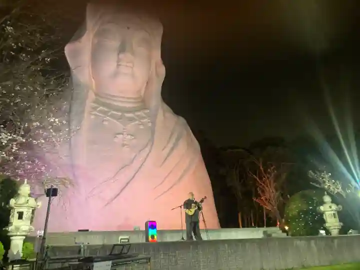 大船観音寺の{uncategorized: "未分類", other: "その他", undefined: "問題あり", building: "その他建物", grave: "お墓", sacred_gate: "鳥居", guardian: "狛犬", statue: "像", buddha: "仏像", history: "歴史", nature: "自然", garden: "庭園", animal: "動物", pagoda: "塔", temizu: "手水舎", mountain_gate: "山門・神門", sanctuary: "本殿・本堂", subordinate: "末社・摂社", art: "芸術", scenery: "景色", jizo: "地蔵", ema: "絵馬", goshuin: "御朱印", omikuji: "おみくじ", items: "授与品その他", amulet: "お守り", goshuincho: "御朱印帳", eats: "食事", festival: "お祭り", votive_dance: "神楽", shichigosan: "七五三参", wedding: "結婚式", experience: "体験その他", initially: "初詣", around: "周辺", anti_infection: "感染症対策"}