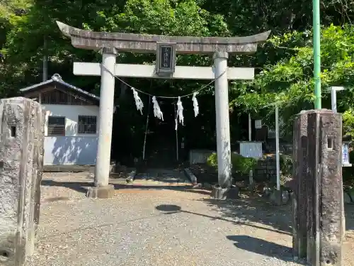 水使神社の{uncategorized: "未分類", other: "その他", undefined: "問題あり", building: "その他建物", grave: "お墓", sacred_gate: "鳥居", guardian: "狛犬", statue: "像", buddha: "仏像", history: "歴史", nature: "自然", garden: "庭園", animal: "動物", pagoda: "塔", temizu: "手水舎", mountain_gate: "山門・神門", sanctuary: "本殿・本堂", subordinate: "末社・摂社", art: "芸術", scenery: "景色", jizo: "地蔵", ema: "絵馬", goshuin: "御朱印", omikuji: "おみくじ", items: "授与品その他", amulet: "お守り", goshuincho: "御朱印帳", eats: "食事", festival: "お祭り", votive_dance: "神楽", shichigosan: "七五三参", wedding: "結婚式", experience: "体験その他", initially: "初詣", around: "周辺", anti_infection: "感染症対策"}