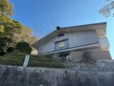 久能山東照宮の{uncategorized: "未分類", other: "その他", undefined: "問題あり", building: "その他建物", grave: "お墓", sacred_gate: "鳥居", guardian: "狛犬", statue: "像", buddha: "仏像", history: "歴史", nature: "自然", garden: "庭園", animal: "動物", pagoda: "塔", temizu: "手水舎", mountain_gate: "山門・神門", sanctuary: "本殿・本堂", subordinate: "末社・摂社", art: "芸術", scenery: "景色", jizo: "地蔵", ema: "絵馬", goshuin: "御朱印", omikuji: "おみくじ", items: "授与品その他", amulet: "お守り", goshuincho: "御朱印帳", eats: "食事", festival: "お祭り", votive_dance: "神楽", shichigosan: "七五三参", wedding: "結婚式", experience: "体験その他", initially: "初詣", around: "周辺", anti_infection: "感染症対策"}