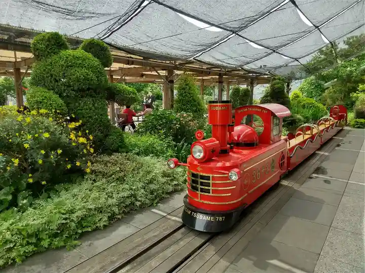 鉄道神社の庭園