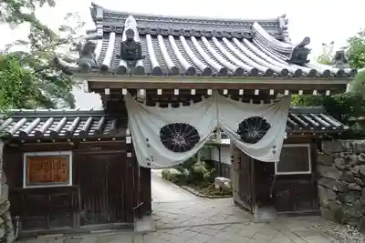 律院の山門・神門