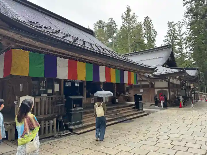 高野山金剛峯寺奥の院の{uncategorized: "未分類", other: "その他", undefined: "問題あり", building: "その他建物", grave: "お墓", sacred_gate: "鳥居", guardian: "狛犬", statue: "像", buddha: "仏像", history: "歴史", nature: "自然", garden: "庭園", animal: "動物", pagoda: "塔", temizu: "手水舎", mountain_gate: "山門・神門", sanctuary: "本殿・本堂", subordinate: "末社・摂社", art: "芸術", scenery: "景色", jizo: "地蔵", ema: "絵馬", goshuin: "御朱印", omikuji: "おみくじ", items: "授与品その他", amulet: "お守り", goshuincho: "御朱印帳", eats: "食事", festival: "お祭り", votive_dance: "神楽", shichigosan: "七五三参", wedding: "結婚式", experience: "体験その他", initially: "初詣", around: "周辺", anti_infection: "感染症対策"}