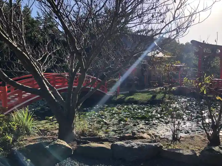 高山稲荷神社の庭園