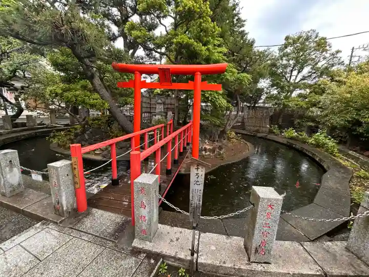 相模国総社六所神社の{uncategorized: "未分類", other: "その他", undefined: "問題あり", building: "その他建物", grave: "お墓", sacred_gate: "鳥居", guardian: "狛犬", statue: "像", buddha: "仏像", history: "歴史", nature: "自然", garden: "庭園", animal: "動物", pagoda: "塔", temizu: "手水舎", mountain_gate: "山門・神門", sanctuary: "本殿・本堂", subordinate: "末社・摂社", art: "芸術", scenery: "景色", jizo: "地蔵", ema: "絵馬", goshuin: "御朱印", omikuji: "おみくじ", items: "授与品その他", amulet: "お守り", goshuincho: "御朱印帳", eats: "食事", festival: "お祭り", votive_dance: "神楽", shichigosan: "七五三参", wedding: "結婚式", experience: "体験その他", initially: "初詣", around: "周辺", anti_infection: "感染症対策"}