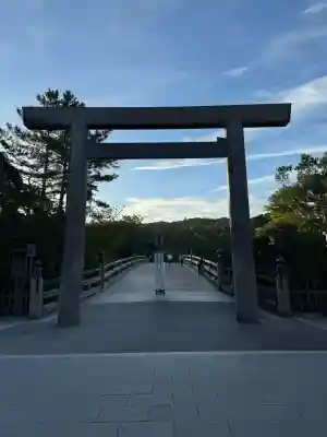 伊勢神宮内宮（皇大神宮）の{uncategorized: "未分類", other: "その他", undefined: "問題あり", building: "その他建物", grave: "お墓", sacred_gate: "鳥居", guardian: "狛犬", statue: "像", buddha: "仏像", history: "歴史", nature: "自然", garden: "庭園", animal: "動物", pagoda: "塔", temizu: "手水舎", mountain_gate: "山門・神門", sanctuary: "本殿・本堂", subordinate: "末社・摂社", art: "芸術", scenery: "景色", jizo: "地蔵", ema: "絵馬", goshuin: "御朱印", omikuji: "おみくじ", items: "授与品その他", amulet: "お守り", goshuincho: "御朱印帳", eats: "食事", festival: "お祭り", votive_dance: "神楽", shichigosan: "七五三参", wedding: "結婚式", experience: "体験その他", initially: "初詣", around: "周辺", anti_infection: "感染症対策"}