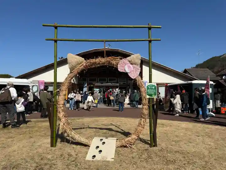 猫神社の{uncategorized: "未分類", other: "その他", undefined: "問題あり", building: "その他建物", grave: "お墓", sacred_gate: "鳥居", guardian: "狛犬", statue: "像", buddha: "仏像", history: "歴史", nature: "自然", garden: "庭園", animal: "動物", pagoda: "塔", temizu: "手水舎", mountain_gate: "山門・神門", sanctuary: "本殿・本堂", subordinate: "末社・摂社", art: "芸術", scenery: "景色", jizo: "地蔵", ema: "絵馬", goshuin: "御朱印", omikuji: "おみくじ", items: "授与品その他", amulet: "お守り", goshuincho: "御朱印帳", eats: "食事", festival: "お祭り", votive_dance: "神楽", shichigosan: "七五三参", wedding: "結婚式", experience: "体験その他", initially: "初詣", around: "周辺", anti_infection: "感染症対策"}