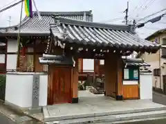 西光寺の山門