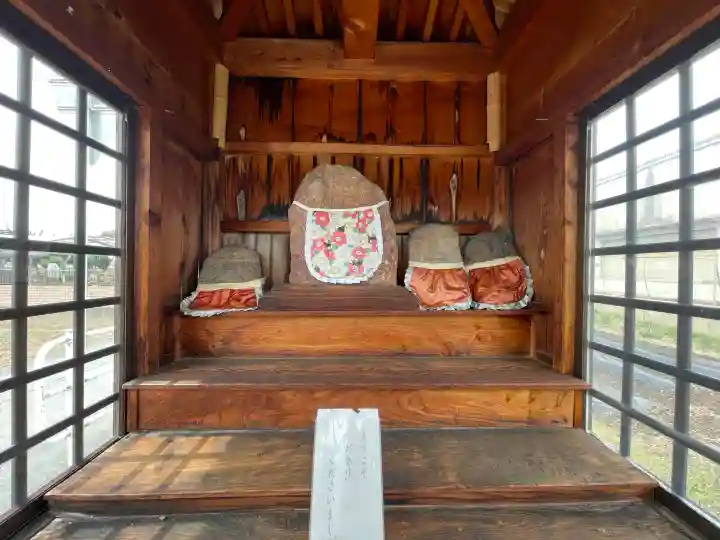 南川船着地蔵尊の{uncategorized: "未分類", other: "その他", undefined: "問題あり", building: "その他建物", grave: "お墓", sacred_gate: "鳥居", guardian: "狛犬", statue: "像", buddha: "仏像", history: "歴史", nature: "自然", garden: "庭園", animal: "動物", pagoda: "塔", temizu: "手水舎", mountain_gate: "山門・神門", sanctuary: "本殿・本堂", subordinate: "末社・摂社", art: "芸術", scenery: "景色", jizo: "地蔵", ema: "絵馬", goshuin: "御朱印", omikuji: "おみくじ", items: "授与品その他", amulet: "お守り", goshuincho: "御朱印帳", eats: "食事", festival: "お祭り", votive_dance: "神楽", shichigosan: "七五三参", wedding: "結婚式", experience: "体験その他", initially: "初詣", around: "周辺", anti_infection: "感染症対策"}