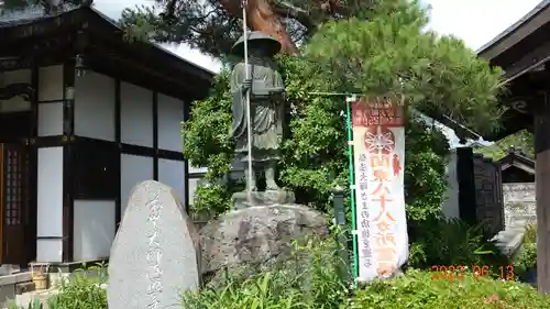 光照寺の像