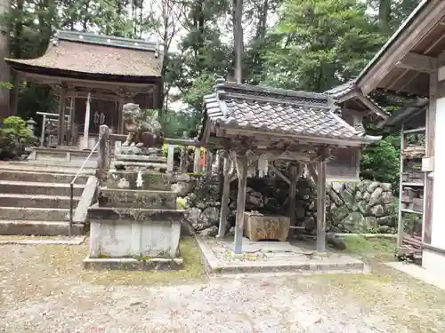 融神社の手水舎