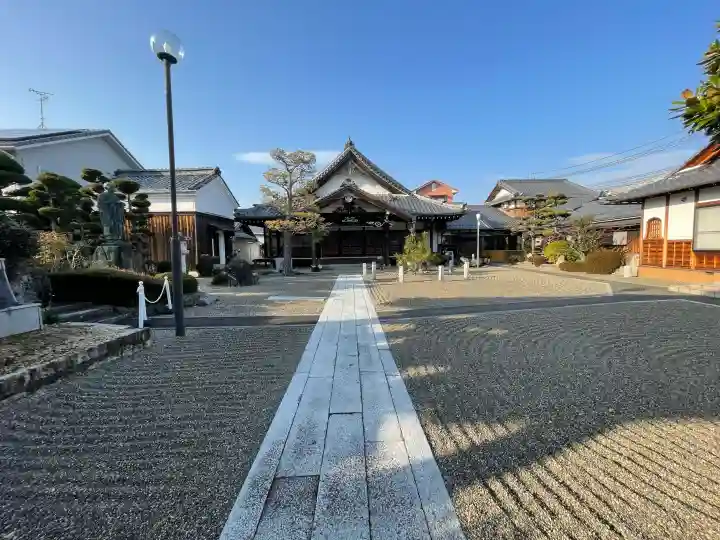 圓願寺の{uncategorized: "未分類", other: "その他", undefined: "問題あり", building: "その他建物", grave: "お墓", sacred_gate: "鳥居", guardian: "狛犬", statue: "像", buddha: "仏像", history: "歴史", nature: "自然", garden: "庭園", animal: "動物", pagoda: "塔", temizu: "手水舎", mountain_gate: "山門・神門", sanctuary: "本殿・本堂", subordinate: "末社・摂社", art: "芸術", scenery: "景色", jizo: "地蔵", ema: "絵馬", goshuin: "御朱印", omikuji: "おみくじ", items: "授与品その他", amulet: "お守り", goshuincho: "御朱印帳", eats: "食事", festival: "お祭り", votive_dance: "神楽", shichigosan: "七五三参", wedding: "結婚式", experience: "体験その他", initially: "初詣", around: "周辺", anti_infection: "感染症対策"}