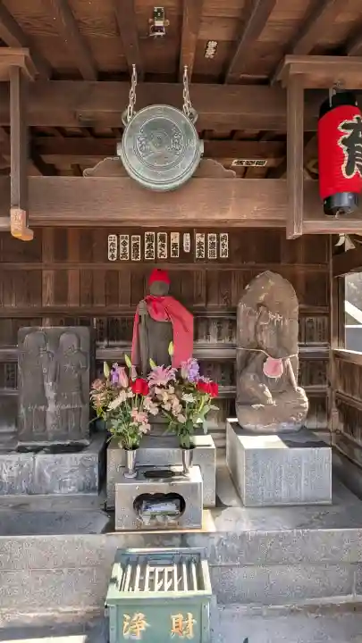 駒込妙義坂子育地蔵尊の{uncategorized: "未分類", other: "その他", undefined: "問題あり", building: "その他建物", grave: "お墓", sacred_gate: "鳥居", guardian: "狛犬", statue: "像", buddha: "仏像", history: "歴史", nature: "自然", garden: "庭園", animal: "動物", pagoda: "塔", temizu: "手水舎", mountain_gate: "山門・神門", sanctuary: "本殿・本堂", subordinate: "末社・摂社", art: "芸術", scenery: "景色", jizo: "地蔵", ema: "絵馬", goshuin: "御朱印", omikuji: "おみくじ", items: "授与品その他", amulet: "お守り", goshuincho: "御朱印帳", eats: "食事", festival: "お祭り", votive_dance: "神楽", shichigosan: "七五三参", wedding: "結婚式", experience: "体験その他", initially: "初詣", around: "周辺", anti_infection: "感染症対策"}