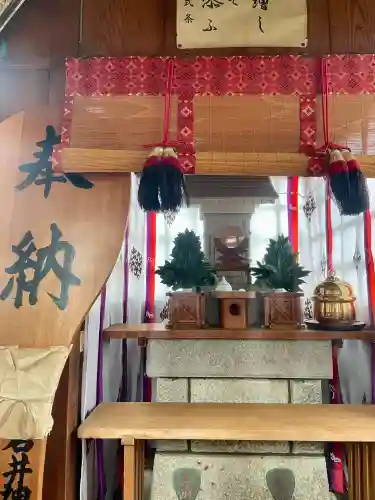 石井神社の{uncategorized: "未分類", other: "その他", undefined: "問題あり", building: "その他建物", grave: "お墓", sacred_gate: "鳥居", guardian: "狛犬", statue: "像", buddha: "仏像", history: "歴史", nature: "自然", garden: "庭園", animal: "動物", pagoda: "塔", temizu: "手水舎", mountain_gate: "山門・神門", sanctuary: "本殿・本堂", subordinate: "末社・摂社", art: "芸術", scenery: "景色", jizo: "地蔵", ema: "絵馬", goshuin: "御朱印", omikuji: "おみくじ", items: "授与品その他", amulet: "お守り", goshuincho: "御朱印帳", eats: "食事", festival: "お祭り", votive_dance: "神楽", shichigosan: "七五三参", wedding: "結婚式", experience: "体験その他", initially: "初詣", around: "周辺", anti_infection: "感染症対策"}