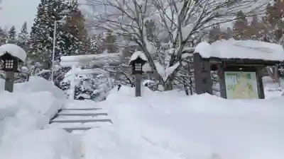 土津神社｜こどもと出世の神さまの{uncategorized: "未分類", other: "その他", undefined: "問題あり", building: "その他建物", grave: "お墓", sacred_gate: "鳥居", guardian: "狛犬", statue: "像", buddha: "仏像", history: "歴史", nature: "自然", garden: "庭園", animal: "動物", pagoda: "塔", temizu: "手水舎", mountain_gate: "山門・神門", sanctuary: "本殿・本堂", subordinate: "末社・摂社", art: "芸術", scenery: "景色", jizo: "地蔵", ema: "絵馬", goshuin: "御朱印", omikuji: "おみくじ", items: "授与品その他", amulet: "お守り", goshuincho: "御朱印帳", eats: "食事", festival: "お祭り", votive_dance: "神楽", shichigosan: "七五三参", wedding: "結婚式", experience: "体験その他", initially: "初詣", around: "周辺", anti_infection: "感染症対策"}