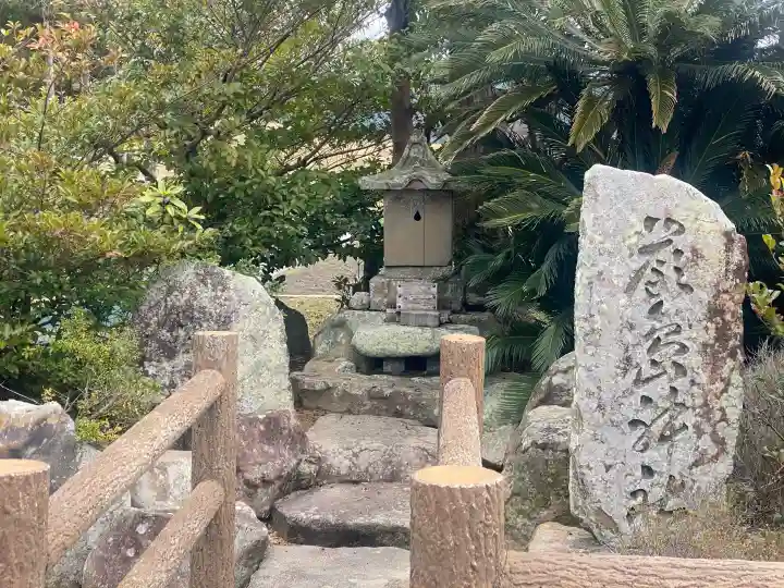上田八幡神社の{uncategorized: "未分類", other: "その他", undefined: "問題あり", building: "その他建物", grave: "お墓", sacred_gate: "鳥居", guardian: "狛犬", statue: "像", buddha: "仏像", history: "歴史", nature: "自然", garden: "庭園", animal: "動物", pagoda: "塔", temizu: "手水舎", mountain_gate: "山門・神門", sanctuary: "本殿・本堂", subordinate: "末社・摂社", art: "芸術", scenery: "景色", jizo: "地蔵", ema: "絵馬", goshuin: "御朱印", omikuji: "おみくじ", items: "授与品その他", amulet: "お守り", goshuincho: "御朱印帳", eats: "食事", festival: "お祭り", votive_dance: "神楽", shichigosan: "七五三参", wedding: "結婚式", experience: "体験その他", initially: "初詣", around: "周辺", anti_infection: "感染症対策"}