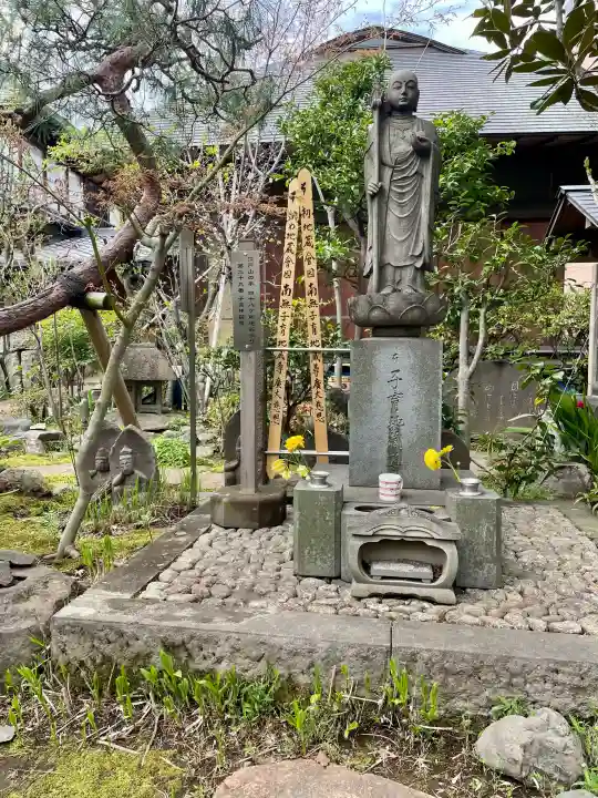 厳浄院の{uncategorized: "未分類", other: "その他", undefined: "問題あり", building: "その他建物", grave: "お墓", sacred_gate: "鳥居", guardian: "狛犬", statue: "像", buddha: "仏像", history: "歴史", nature: "自然", garden: "庭園", animal: "動物", pagoda: "塔", temizu: "手水舎", mountain_gate: "山門・神門", sanctuary: "本殿・本堂", subordinate: "末社・摂社", art: "芸術", scenery: "景色", jizo: "地蔵", ema: "絵馬", goshuin: "御朱印", omikuji: "おみくじ", items: "授与品その他", amulet: "お守り", goshuincho: "御朱印帳", eats: "食事", festival: "お祭り", votive_dance: "神楽", shichigosan: "七五三参", wedding: "結婚式", experience: "体験その他", initially: "初詣", around: "周辺", anti_infection: "感染症対策"}