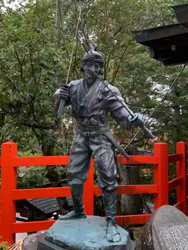 八大神社の像