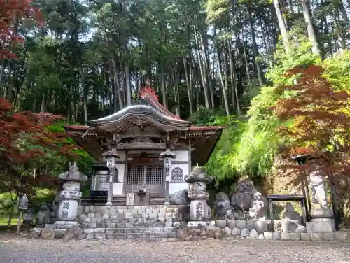 華厳寺の{uncategorized: "未分類", other: "その他", undefined: "問題あり", building: "その他建物", grave: "お墓", sacred_gate: "鳥居", guardian: "狛犬", statue: "像", buddha: "仏像", history: "歴史", nature: "自然", garden: "庭園", animal: "動物", pagoda: "塔", temizu: "手水舎", mountain_gate: "山門・神門", sanctuary: "本殿・本堂", subordinate: "末社・摂社", art: "芸術", scenery: "景色", jizo: "地蔵", ema: "絵馬", goshuin: "御朱印", omikuji: "おみくじ", items: "授与品その他", amulet: "お守り", goshuincho: "御朱印帳", eats: "食事", festival: "お祭り", votive_dance: "神楽", shichigosan: "七五三参", wedding: "結婚式", experience: "体験その他", initially: "初詣", around: "周辺", anti_infection: "感染症対策"}