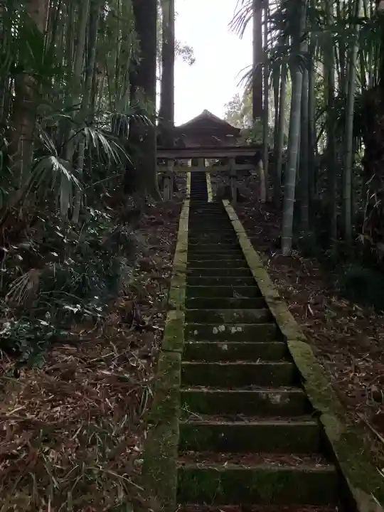 十二所神社の{uncategorized: "未分類", other: "その他", undefined: "問題あり", building: "その他建物", grave: "お墓", sacred_gate: "鳥居", guardian: "狛犬", statue: "像", buddha: "仏像", history: "歴史", nature: "自然", garden: "庭園", animal: "動物", pagoda: "塔", temizu: "手水舎", mountain_gate: "山門・神門", sanctuary: "本殿・本堂", subordinate: "末社・摂社", art: "芸術", scenery: "景色", jizo: "地蔵", ema: "絵馬", goshuin: "御朱印", omikuji: "おみくじ", items: "授与品その他", amulet: "お守り", goshuincho: "御朱印帳", eats: "食事", festival: "お祭り", votive_dance: "神楽", shichigosan: "七五三参", wedding: "結婚式", experience: "体験その他", initially: "初詣", around: "周辺", anti_infection: "感染症対策"}