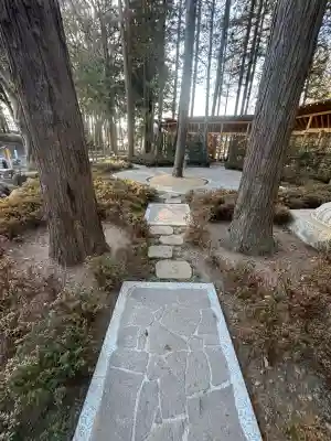 諏訪大社下社秋宮の{uncategorized: "未分類", other: "その他", undefined: "問題あり", building: "その他建物", grave: "お墓", sacred_gate: "鳥居", guardian: "狛犬", statue: "像", buddha: "仏像", history: "歴史", nature: "自然", garden: "庭園", animal: "動物", pagoda: "塔", temizu: "手水舎", mountain_gate: "山門・神門", sanctuary: "本殿・本堂", subordinate: "末社・摂社", art: "芸術", scenery: "景色", jizo: "地蔵", ema: "絵馬", goshuin: "御朱印", omikuji: "おみくじ", items: "授与品その他", amulet: "お守り", goshuincho: "御朱印帳", eats: "食事", festival: "お祭り", votive_dance: "神楽", shichigosan: "七五三参", wedding: "結婚式", experience: "体験その他", initially: "初詣", around: "周辺", anti_infection: "感染症対策"}