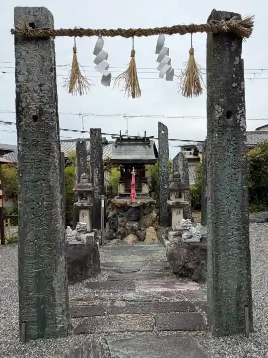 粟田神社の{uncategorized: "未分類", other: "その他", undefined: "問題あり", building: "その他建物", grave: "お墓", sacred_gate: "鳥居", guardian: "狛犬", statue: "像", buddha: "仏像", history: "歴史", nature: "自然", garden: "庭園", animal: "動物", pagoda: "塔", temizu: "手水舎", mountain_gate: "山門・神門", sanctuary: "本殿・本堂", subordinate: "末社・摂社", art: "芸術", scenery: "景色", jizo: "地蔵", ema: "絵馬", goshuin: "御朱印", omikuji: "おみくじ", items: "授与品その他", amulet: "お守り", goshuincho: "御朱印帳", eats: "食事", festival: "お祭り", votive_dance: "神楽", shichigosan: "七五三参", wedding: "結婚式", experience: "体験その他", initially: "初詣", around: "周辺", anti_infection: "感染症対策"}