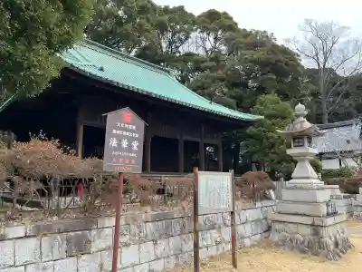 法華経寺の{uncategorized: "未分類", other: "その他", undefined: "問題あり", building: "その他建物", grave: "お墓", sacred_gate: "鳥居", guardian: "狛犬", statue: "像", buddha: "仏像", history: "歴史", nature: "自然", garden: "庭園", animal: "動物", pagoda: "塔", temizu: "手水舎", mountain_gate: "山門・神門", sanctuary: "本殿・本堂", subordinate: "末社・摂社", art: "芸術", scenery: "景色", jizo: "地蔵", ema: "絵馬", goshuin: "御朱印", omikuji: "おみくじ", items: "授与品その他", amulet: "お守り", goshuincho: "御朱印帳", eats: "食事", festival: "お祭り", votive_dance: "神楽", shichigosan: "七五三参", wedding: "結婚式", experience: "体験その他", initially: "初詣", around: "周辺", anti_infection: "感染症対策"}