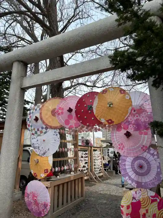 札幌諏訪神社の{uncategorized: "未分類", other: "その他", undefined: "問題あり", building: "その他建物", grave: "お墓", sacred_gate: "鳥居", guardian: "狛犬", statue: "像", buddha: "仏像", history: "歴史", nature: "自然", garden: "庭園", animal: "動物", pagoda: "塔", temizu: "手水舎", mountain_gate: "山門・神門", sanctuary: "本殿・本堂", subordinate: "末社・摂社", art: "芸術", scenery: "景色", jizo: "地蔵", ema: "絵馬", goshuin: "御朱印", omikuji: "おみくじ", items: "授与品その他", amulet: "お守り", goshuincho: "御朱印帳", eats: "食事", festival: "お祭り", votive_dance: "神楽", shichigosan: "七五三参", wedding: "結婚式", experience: "体験その他", initially: "初詣", around: "周辺", anti_infection: "感染症対策"}