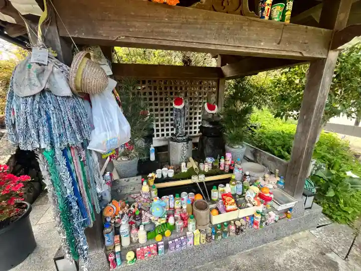 子安地蔵寺の{uncategorized: "未分類", other: "その他", undefined: "問題あり", building: "その他建物", grave: "お墓", sacred_gate: "鳥居", guardian: "狛犬", statue: "像", buddha: "仏像", history: "歴史", nature: "自然", garden: "庭園", animal: "動物", pagoda: "塔", temizu: "手水舎", mountain_gate: "山門・神門", sanctuary: "本殿・本堂", subordinate: "末社・摂社", art: "芸術", scenery: "景色", jizo: "地蔵", ema: "絵馬", goshuin: "御朱印", omikuji: "おみくじ", items: "授与品その他", amulet: "お守り", goshuincho: "御朱印帳", eats: "食事", festival: "お祭り", votive_dance: "神楽", shichigosan: "七五三参", wedding: "結婚式", experience: "体験その他", initially: "初詣", around: "周辺", anti_infection: "感染症対策"}