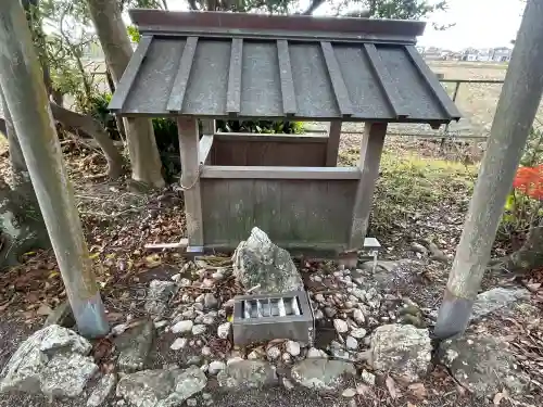 大水神社(御薗町長屋)の{uncategorized: "未分類", other: "その他", undefined: "問題あり", building: "その他建物", grave: "お墓", sacred_gate: "鳥居", guardian: "狛犬", statue: "像", buddha: "仏像", history: "歴史", nature: "自然", garden: "庭園", animal: "動物", pagoda: "塔", temizu: "手水舎", mountain_gate: "山門・神門", sanctuary: "本殿・本堂", subordinate: "末社・摂社", art: "芸術", scenery: "景色", jizo: "地蔵", ema: "絵馬", goshuin: "御朱印", omikuji: "おみくじ", items: "授与品その他", amulet: "お守り", goshuincho: "御朱印帳", eats: "食事", festival: "お祭り", votive_dance: "神楽", shichigosan: "七五三参", wedding: "結婚式", experience: "体験その他", initially: "初詣", around: "周辺", anti_infection: "感染症対策"}