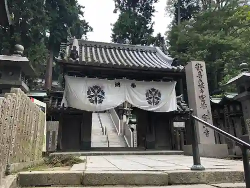 宝山寺の山門