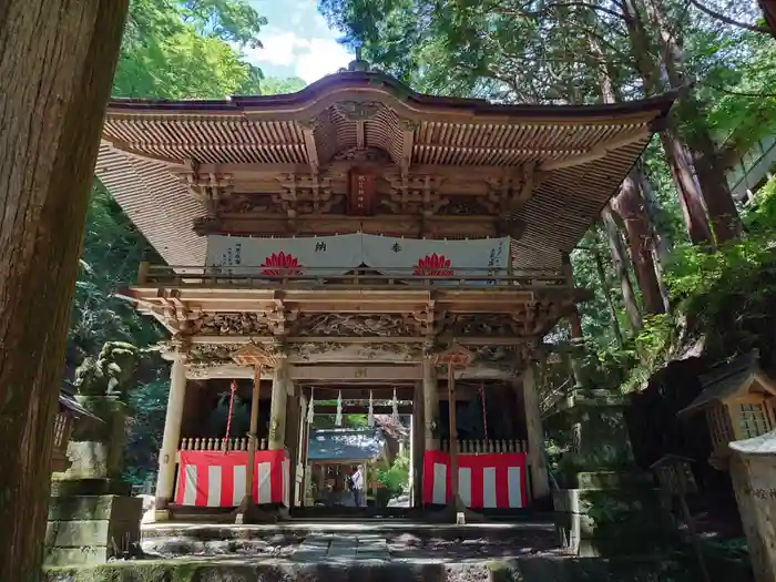 大嶽山那賀都神社の山門