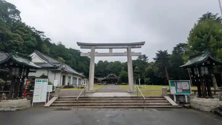 群馬県護国神社の{uncategorized: "未分類", other: "その他", undefined: "問題あり", building: "その他建物", grave: "お墓", sacred_gate: "鳥居", guardian: "狛犬", statue: "像", buddha: "仏像", history: "歴史", nature: "自然", garden: "庭園", animal: "動物", pagoda: "塔", temizu: "手水舎", mountain_gate: "山門・神門", sanctuary: "本殿・本堂", subordinate: "末社・摂社", art: "芸術", scenery: "景色", jizo: "地蔵", ema: "絵馬", goshuin: "御朱印", omikuji: "おみくじ", items: "授与品その他", amulet: "お守り", goshuincho: "御朱印帳", eats: "食事", festival: "お祭り", votive_dance: "神楽", shichigosan: "七五三参", wedding: "結婚式", experience: "体験その他", initially: "初詣", around: "周辺", anti_infection: "感染症対策"}