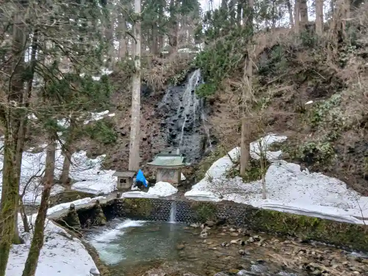 出羽神社(出羽三山神社)~三神合祭殿~の{uncategorized: "未分類", other: "その他", undefined: "問題あり", building: "その他建物", grave: "お墓", sacred_gate: "鳥居", guardian: "狛犬", statue: "像", buddha: "仏像", history: "歴史", nature: "自然", garden: "庭園", animal: "動物", pagoda: "塔", temizu: "手水舎", mountain_gate: "山門・神門", sanctuary: "本殿・本堂", subordinate: "末社・摂社", art: "芸術", scenery: "景色", jizo: "地蔵", ema: "絵馬", goshuin: "御朱印", omikuji: "おみくじ", items: "授与品その他", amulet: "お守り", goshuincho: "御朱印帳", eats: "食事", festival: "お祭り", votive_dance: "神楽", shichigosan: "七五三参", wedding: "結婚式", experience: "体験その他", initially: "初詣", around: "周辺", anti_infection: "感染症対策"}