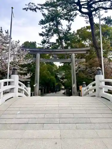 寒川神社の{uncategorized: "未分類", other: "その他", undefined: "問題あり", building: "その他建物", grave: "お墓", sacred_gate: "鳥居", guardian: "狛犬", statue: "像", buddha: "仏像", history: "歴史", nature: "自然", garden: "庭園", animal: "動物", pagoda: "塔", temizu: "手水舎", mountain_gate: "山門・神門", sanctuary: "本殿・本堂", subordinate: "末社・摂社", art: "芸術", scenery: "景色", jizo: "地蔵", ema: "絵馬", goshuin: "御朱印", omikuji: "おみくじ", items: "授与品その他", amulet: "お守り", goshuincho: "御朱印帳", eats: "食事", festival: "お祭り", votive_dance: "神楽", shichigosan: "七五三参", wedding: "結婚式", experience: "体験その他", initially: "初詣", around: "周辺", anti_infection: "感染症対策"}