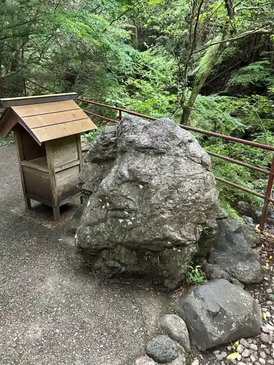 頭之宮四方神社の{uncategorized: "未分類", other: "その他", undefined: "問題あり", building: "その他建物", grave: "お墓", sacred_gate: "鳥居", guardian: "狛犬", statue: "像", buddha: "仏像", history: "歴史", nature: "自然", garden: "庭園", animal: "動物", pagoda: "塔", temizu: "手水舎", mountain_gate: "山門・神門", sanctuary: "本殿・本堂", subordinate: "末社・摂社", art: "芸術", scenery: "景色", jizo: "地蔵", ema: "絵馬", goshuin: "御朱印", omikuji: "おみくじ", items: "授与品その他", amulet: "お守り", goshuincho: "御朱印帳", eats: "食事", festival: "お祭り", votive_dance: "神楽", shichigosan: "七五三参", wedding: "結婚式", experience: "体験その他", initially: "初詣", around: "周辺", anti_infection: "感染症対策"}