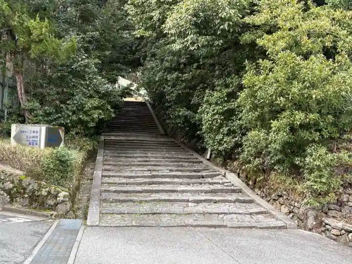 石座神社の{uncategorized: "未分類", other: "その他", undefined: "問題あり", building: "その他建物", grave: "お墓", sacred_gate: "鳥居", guardian: "狛犬", statue: "像", buddha: "仏像", history: "歴史", nature: "自然", garden: "庭園", animal: "動物", pagoda: "塔", temizu: "手水舎", mountain_gate: "山門・神門", sanctuary: "本殿・本堂", subordinate: "末社・摂社", art: "芸術", scenery: "景色", jizo: "地蔵", ema: "絵馬", goshuin: "御朱印", omikuji: "おみくじ", items: "授与品その他", amulet: "お守り", goshuincho: "御朱印帳", eats: "食事", festival: "お祭り", votive_dance: "神楽", shichigosan: "七五三参", wedding: "結婚式", experience: "体験その他", initially: "初詣", around: "周辺", anti_infection: "感染症対策"}