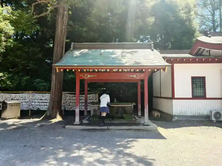 薦神社の手水舎