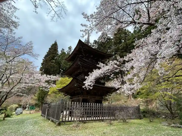 新海三社神社の{uncategorized: "未分類", other: "その他", undefined: "問題あり", building: "その他建物", grave: "お墓", sacred_gate: "鳥居", guardian: "狛犬", statue: "像", buddha: "仏像", history: "歴史", nature: "自然", garden: "庭園", animal: "動物", pagoda: "塔", temizu: "手水舎", mountain_gate: "山門・神門", sanctuary: "本殿・本堂", subordinate: "末社・摂社", art: "芸術", scenery: "景色", jizo: "地蔵", ema: "絵馬", goshuin: "御朱印", omikuji: "おみくじ", items: "授与品その他", amulet: "お守り", goshuincho: "御朱印帳", eats: "食事", festival: "お祭り", votive_dance: "神楽", shichigosan: "七五三参", wedding: "結婚式", experience: "体験その他", initially: "初詣", around: "周辺", anti_infection: "感染症対策"}
