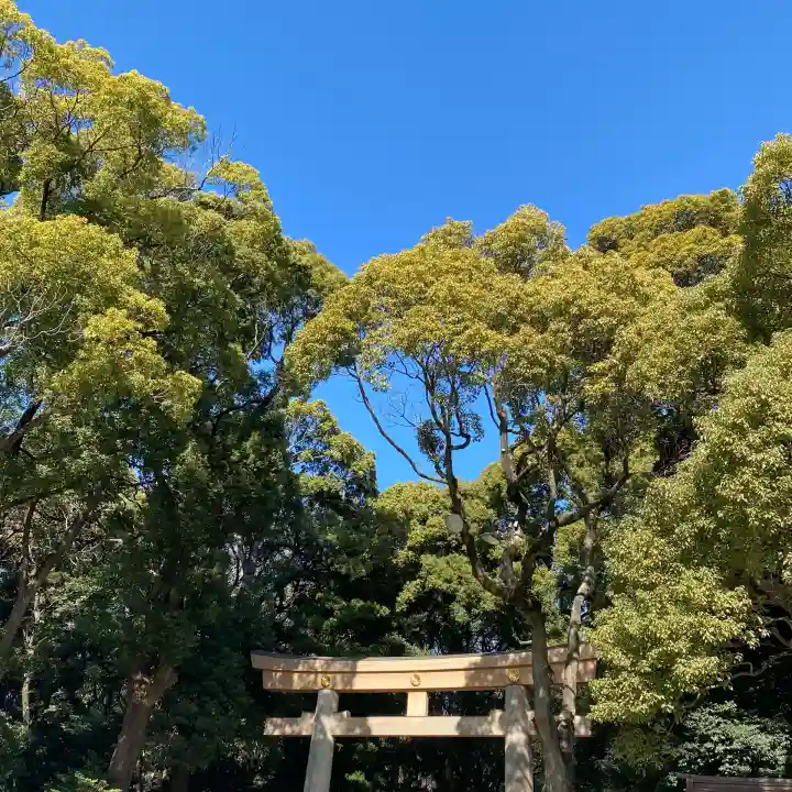 明治神宮の{uncategorized: "未分類", other: "その他", undefined: "問題あり", building: "その他建物", grave: "お墓", sacred_gate: "鳥居", guardian: "狛犬", statue: "像", buddha: "仏像", history: "歴史", nature: "自然", garden: "庭園", animal: "動物", pagoda: "塔", temizu: "手水舎", mountain_gate: "山門・神門", sanctuary: "本殿・本堂", subordinate: "末社・摂社", art: "芸術", scenery: "景色", jizo: "地蔵", ema: "絵馬", goshuin: "御朱印", omikuji: "おみくじ", items: "授与品その他", amulet: "お守り", goshuincho: "御朱印帳", eats: "食事", festival: "お祭り", votive_dance: "神楽", shichigosan: "七五三参", wedding: "結婚式", experience: "体験その他", initially: "初詣", around: "周辺", anti_infection: "感染症対策"}