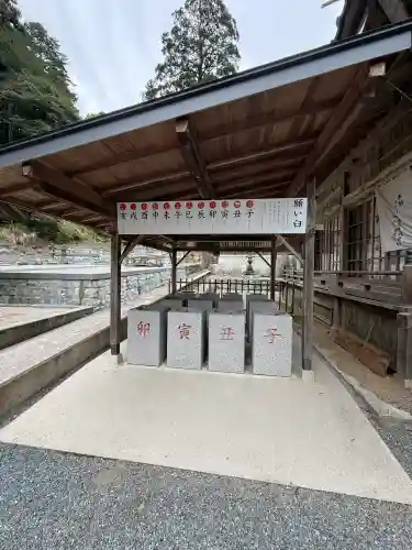 安志加茂神社の{uncategorized: "未分類", other: "その他", undefined: "問題あり", building: "その他建物", grave: "お墓", sacred_gate: "鳥居", guardian: "狛犬", statue: "像", buddha: "仏像", history: "歴史", nature: "自然", garden: "庭園", animal: "動物", pagoda: "塔", temizu: "手水舎", mountain_gate: "山門・神門", sanctuary: "本殿・本堂", subordinate: "末社・摂社", art: "芸術", scenery: "景色", jizo: "地蔵", ema: "絵馬", goshuin: "御朱印", omikuji: "おみくじ", items: "授与品その他", amulet: "お守り", goshuincho: "御朱印帳", eats: "食事", festival: "お祭り", votive_dance: "神楽", shichigosan: "七五三参", wedding: "結婚式", experience: "体験その他", initially: "初詣", around: "周辺", anti_infection: "感染症対策"}