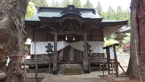 新海三社神社の本殿