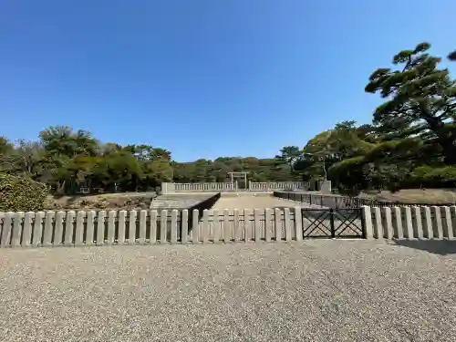 仁徳天皇陵(百舌鳥耳原中陵)の{uncategorized: "未分類", other: "その他", undefined: "問題あり", building: "その他建物", grave: "お墓", sacred_gate: "鳥居", guardian: "狛犬", statue: "像", buddha: "仏像", history: "歴史", nature: "自然", garden: "庭園", animal: "動物", pagoda: "塔", temizu: "手水舎", mountain_gate: "山門・神門", sanctuary: "本殿・本堂", subordinate: "末社・摂社", art: "芸術", scenery: "景色", jizo: "地蔵", ema: "絵馬", goshuin: "御朱印", omikuji: "おみくじ", items: "授与品その他", amulet: "お守り", goshuincho: "御朱印帳", eats: "食事", festival: "お祭り", votive_dance: "神楽", shichigosan: "七五三参", wedding: "結婚式", experience: "体験その他", initially: "初詣", around: "周辺", anti_infection: "感染症対策"}