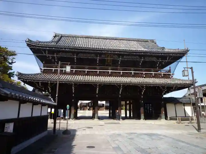 本山専修寺の山門・神門